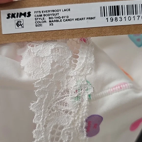 3083. NWT SKIMS Hearts Cami Bodysuit - Picture 3 of 5